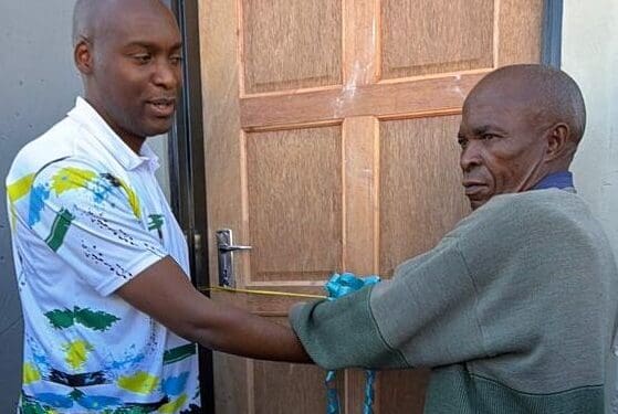 ATM handover new house to a Drieziek 4 resident